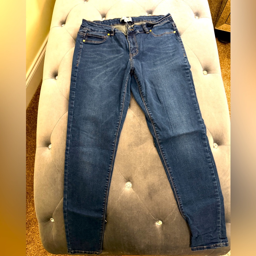 Joan VASS Slim Fit Stretch Straight-Leg Denim Jeans – Flattering & Comfortable!